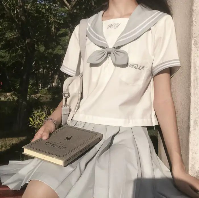 茜色少女